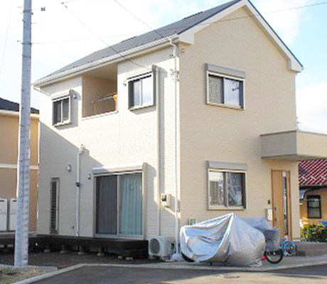 統一されたウォルナット一枚板のテーブルとカウンターを強調した家